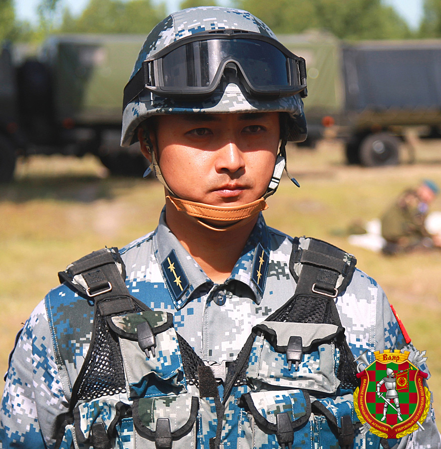 Китайские солдаты впечатлены Белорусским вооружением