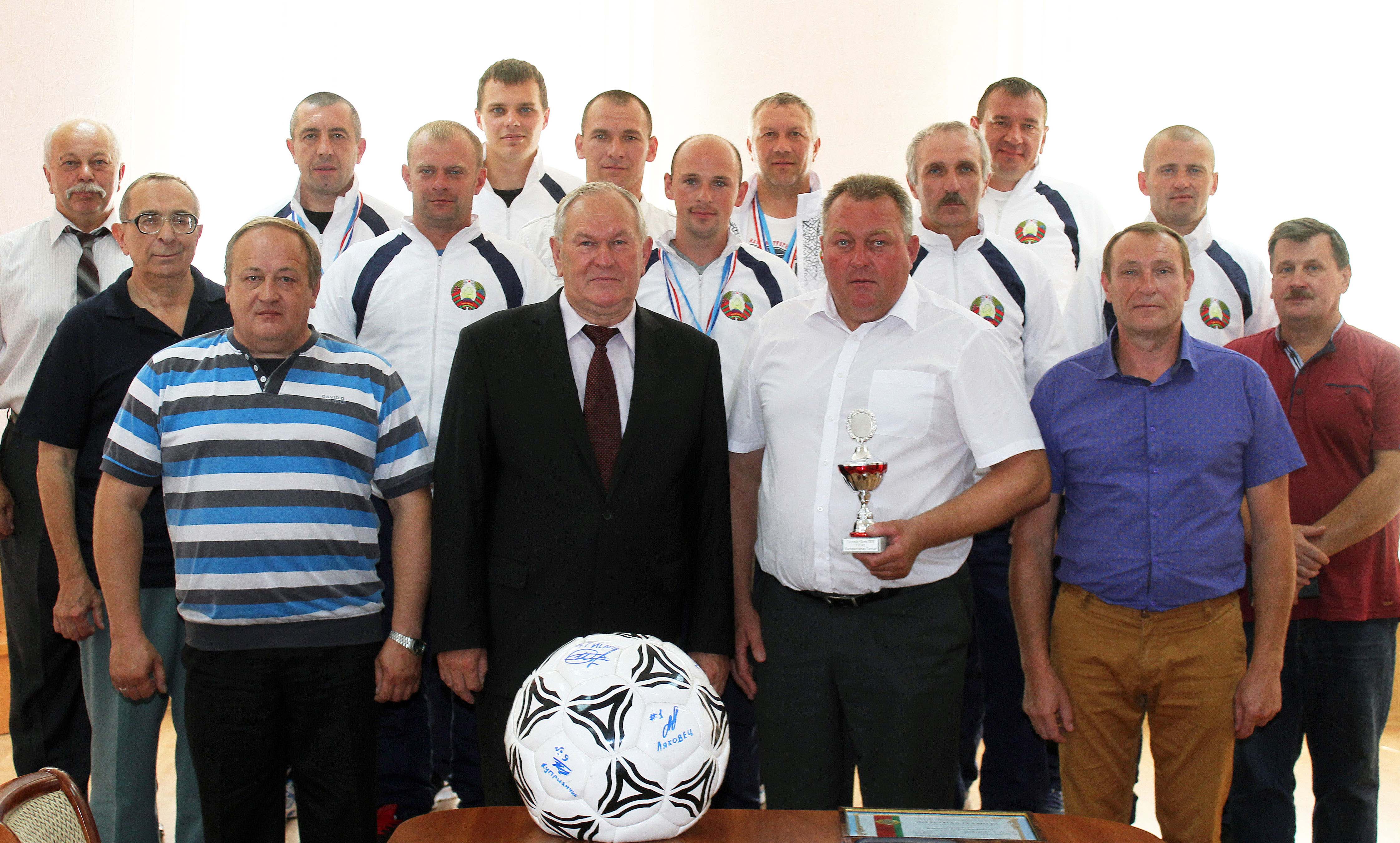 Иван Дырман (в первом ряду второй слева) сфотографировался на память с игроками и тренерами национальной сборной Республики Беларусь по мотоболу и другими членами белорусской делегации