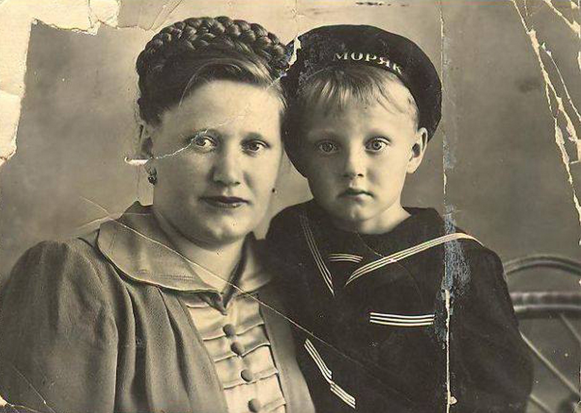 Валерий Громак с матерью Валентиной Сергеевной  в детстве.