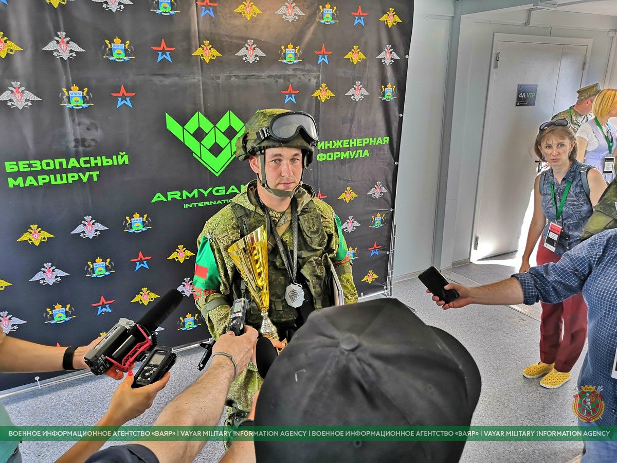 Минувшие выходные стали удачными и для белорусских команд военных инженеров, выступавших в конкурсах «Инженерная формула» и «Безопасный маршрут». Фото Олега Некало