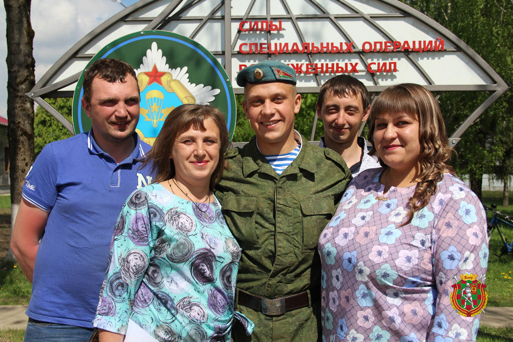 Рядовой Александр Нагорный с родными Рядовой Александр Нагорный с родными