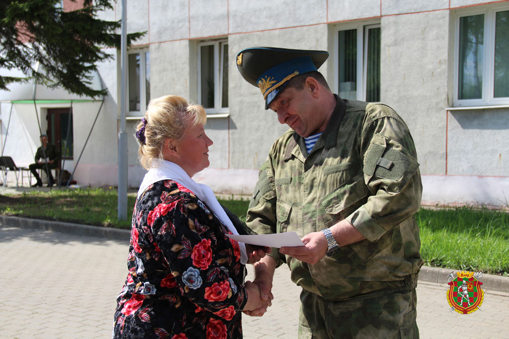 Генерал-майор Вадим Денисенко вручает благодарность матери солдата Генерал-майор Вадим Денисенко вручает благодарность матери солдата