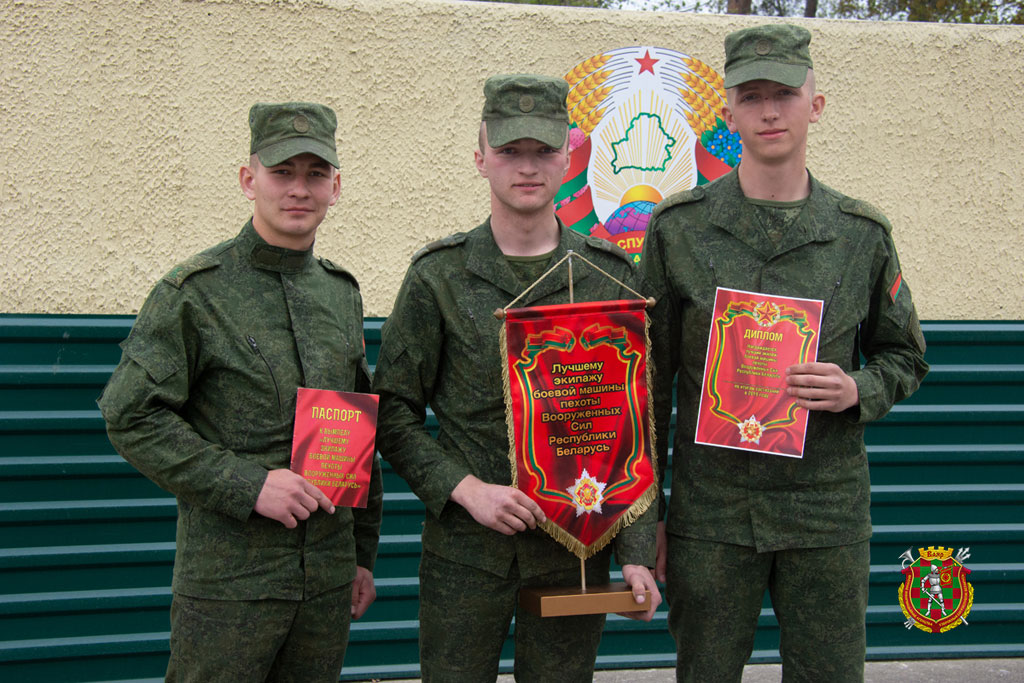 DSC_4952_Лучший-экипаж-БМП-2-Вооруженных-Сил-Республики-Беларусь-(слева----направо_Илья-Григорьев--Илья-Прибыльский-Андрей-Ковзов)--watermarked.jpg