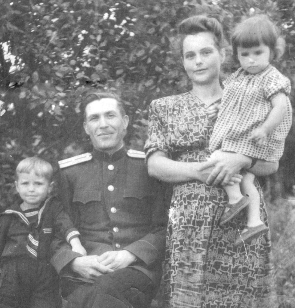 Михаил Ильич и Лидия Илларионовна Волкович с детьми Владимиром и Галиной