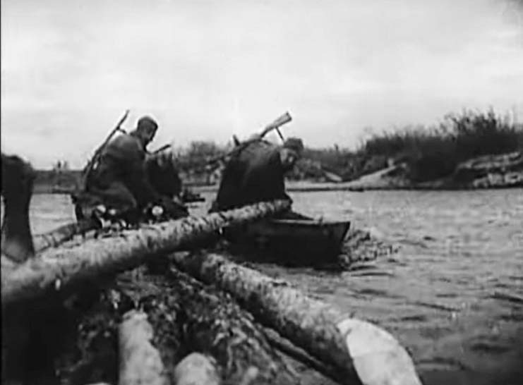 Саперы 11-й армии строят переправу через реку под артогнем противника.jpg