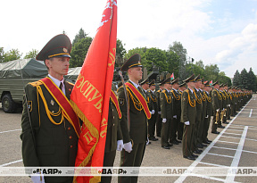 Под Боевое Знамя — смирно!