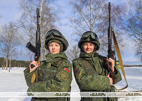 Военная форма им точно к лицу