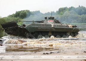 На водной глади — БМП