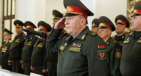 Сверкая золотом погон