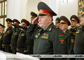 Сверкая золотом погон