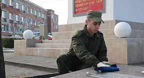 На субботнике — военнослужащие и школьники