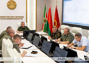Министр обороны Беларуси генерал-лейтенант Виктор Хренин провел совещание по вопросу реализации поручений Президента Республики Беларусь, касающихся уборочной кампании