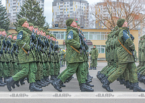 Небо — зовёт, а плац — ждёт!