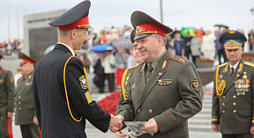 Алые погоны, золотые «крабы»