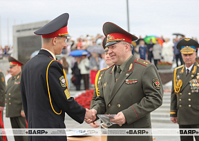 Алые погоны, золотые «крабы»