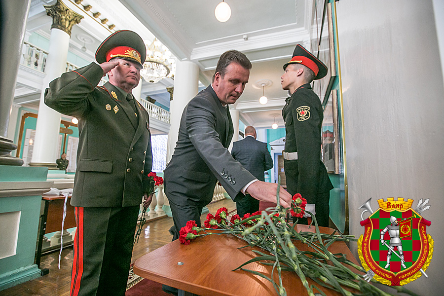 Генерал Потапенко возлагает цветы к мемориальной доске
